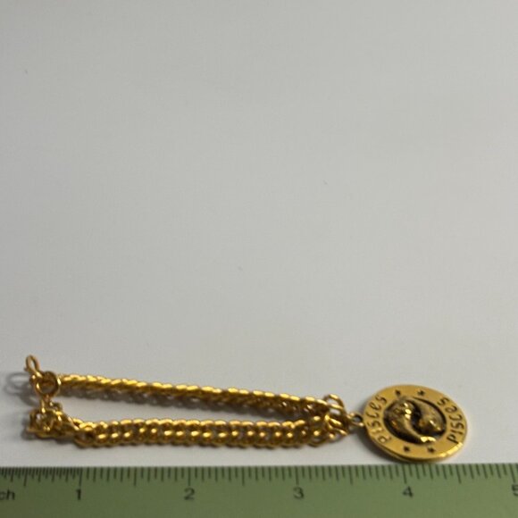 Charm Bracelet Pisces Zodiac Gold Tone Chunky Chain Intricate Fish Medallion Y2K - Picture 6 of 9